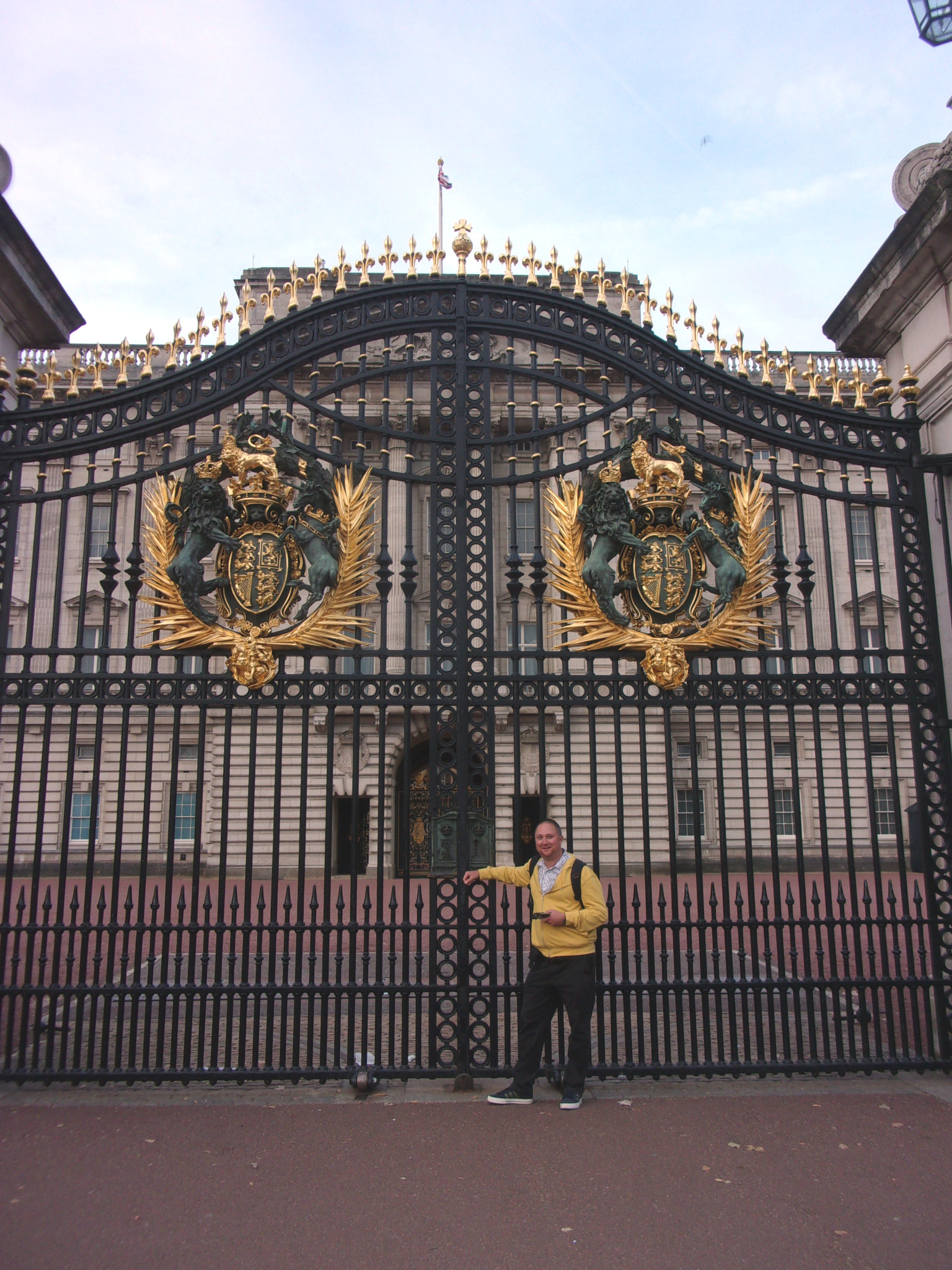 Me at the gate of Buckingham Palace.