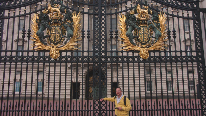 Me at the gate of Buckingham Palace.