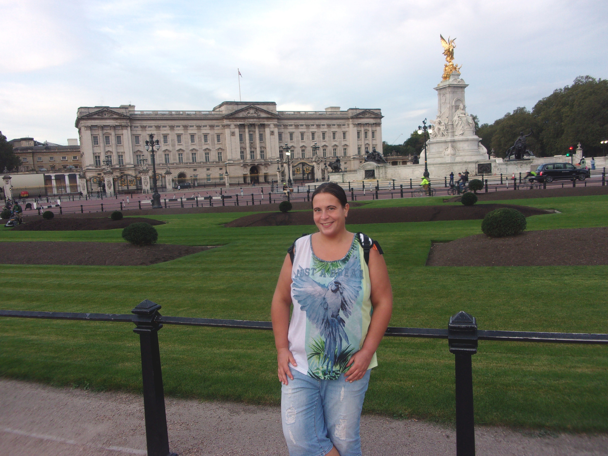 Jasmin in front of Buckingham Palace.
