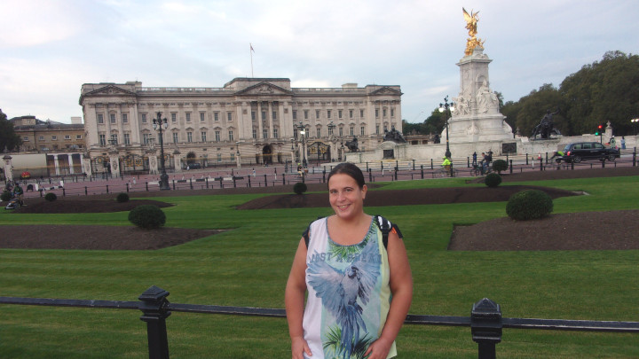 Jasmin in front of Buckingham Palace.
